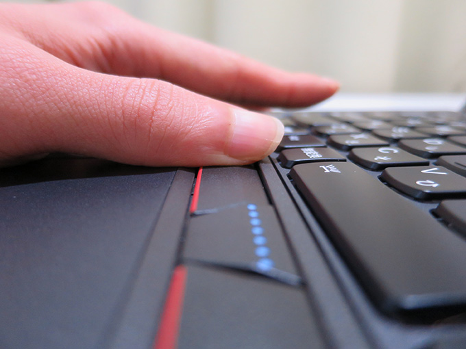 ThinkPad X250 クリックボタンは山なりにカットされた部分が親指に当たって押しやすい