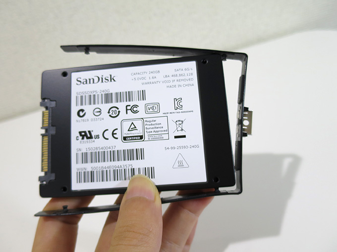X250 サンディスクのSSDに固定具を指ではめる