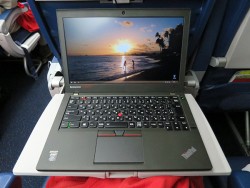 飛行機内でノートパソコンを使うなら？ThinkPad X250がぴったり