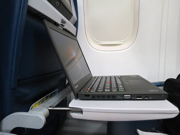 飛行機内では前の座席の背もたれがあるので12.5インチのThinkPad X250がぴったり