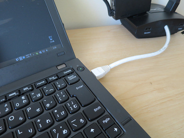 ThinkPad X250のLAN端子にケーブルをつなげて安定したネット通信