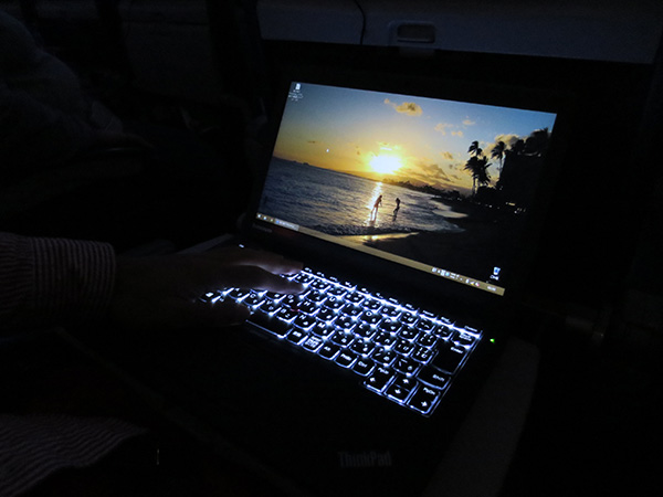 飛行機の中で ThinkPad X250のキーボードバックライトが大活躍