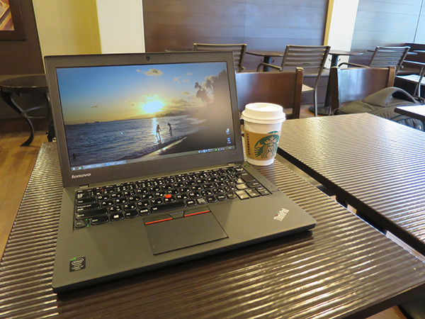 Thinkpad X250 のサイズ 12.5インチだとカフェでもスペースを有効に利用できる