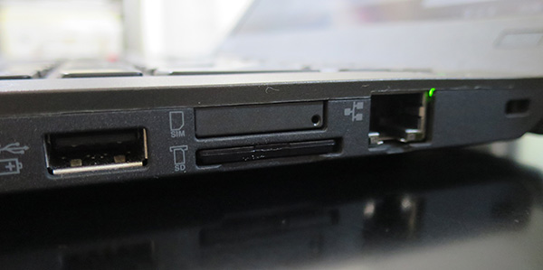 ThinkPad X250のSDカードスロットはカードがぴったりと収まる
