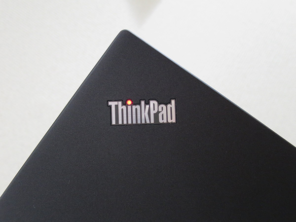 ThinkPad X250 液晶裏面のThinkPadロゴ iの赤ぽっちが点灯する