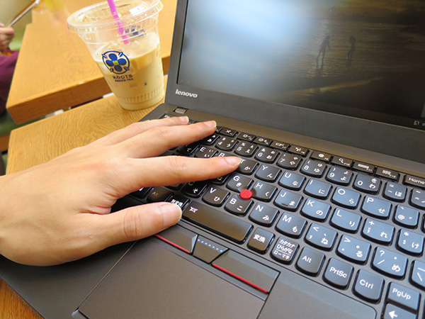 ThinkPad X250のトラックポイントを使ってカフェで一仕事