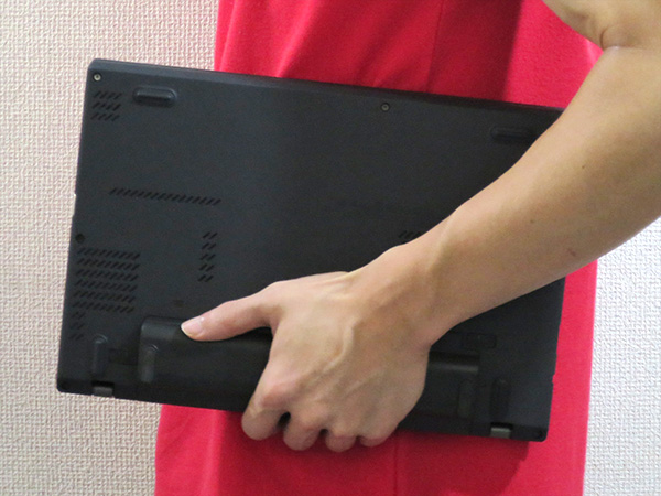 ThinkPad X250 に6セルリアバッテリー（72wh）を装着して小脇に抱えてみる