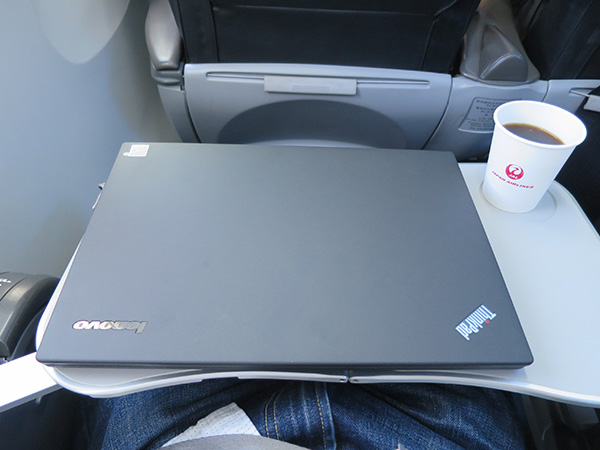 JALのクラスJ 飛行機内でテーブルにサイズ 12.5インチのThinkPad X250を置いてみる