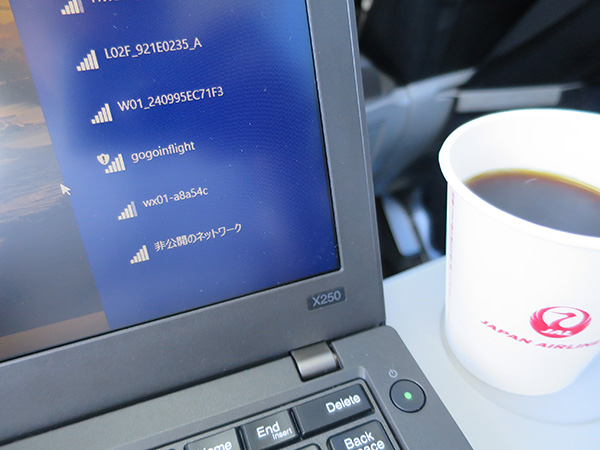 JALでは飛行機内でWIFIが使えるようになってきた