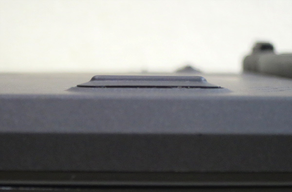 ThinkPad X250のゴム足はエアーポケット構造で衝撃を吸収してくれる