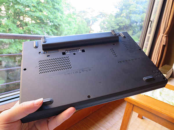 ThinkPad X250 フロント3セル＋大容量リア6セルバッテリーを搭載して電源アダプタなしで持ち運びました