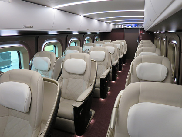 北陸新幹線 グランクラスの車内 シートが３列と贅沢