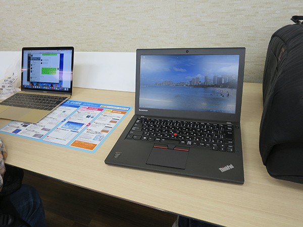 ThinkPad X250の隣にはゴールドのマックブックをもった中国人